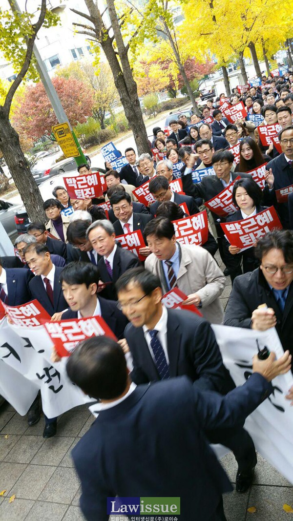 11일 변호사들의 거리행진을 가로 막는 서초경찰서 형사