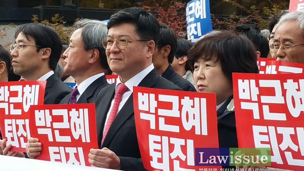 11일 박근혜 대통령 퇴진 시국선언 집회에 참여한 김한규 서울지방변호사회 회장, 최재호 인천지방변호사회 회장, 이찬희 전 대한변호사협회(변협) 사무총장, 정연순 민변 회장(좌측부터)