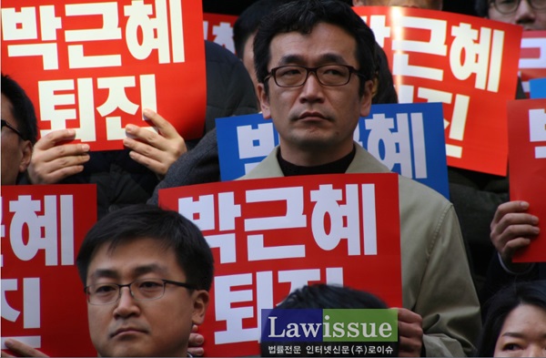 11일 박근혜 대통령 퇴진 시국선언 집회에 참여한 염형국 변호사가 침통한 표징을 짓고 있다.