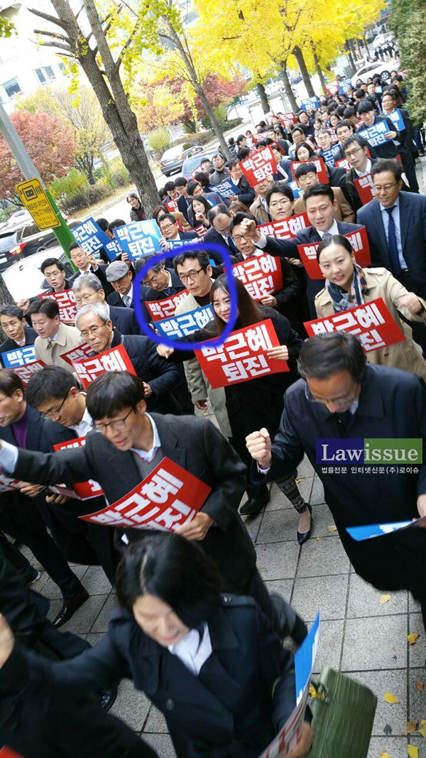 거리행진에 참여한 염형국 변호사(동그라미)