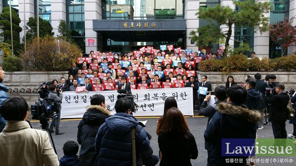 권영국 “변호사들 이제 법정서 거리로 나와 박근혜 퇴진 외쳐야”