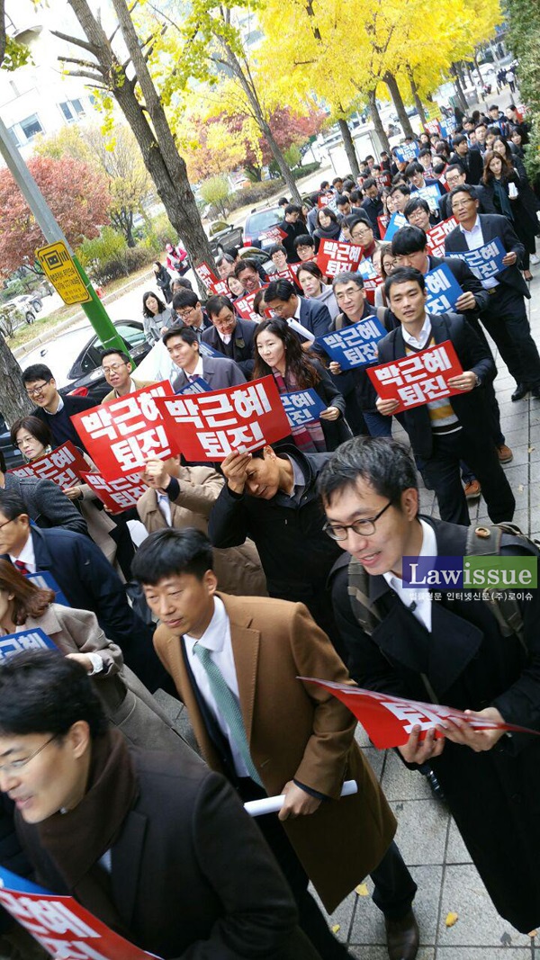권영국 “변호사들 이제 법정서 거리로 나와 박근혜 퇴진 외쳐야”