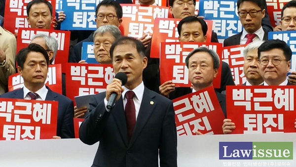 변호사회관에서 열린 시국선언에서 규탄발언하는 장성근 회장