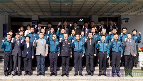 치안현장간담회를 마치고 단체 기념촬영을 하며 파이팅을 하고 있다.(사진제공=부산경찰청)