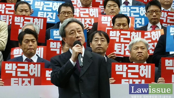 11일 시국회의에서 최재호 인천지방변호사회 회장이 규탄발언을 하고 있다.