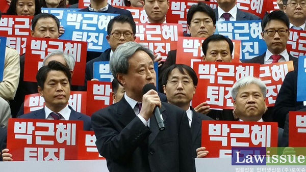 11일 시국회의에서 최재호 인천지방변호사회 회장이 규탄발언을 하고 있다.