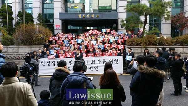 박근혜 대통령 퇴진을 요구하는 시국선언문을 발표하는 김한규 서울변호사회 회장