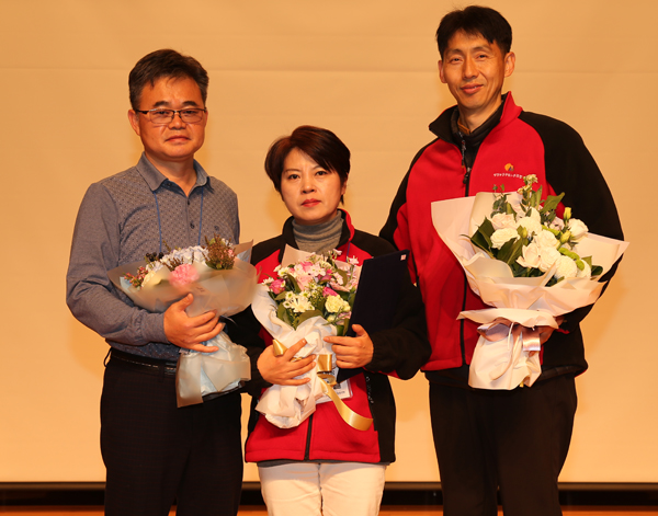 이연월 위원장(가운데)과 이창희 사무총장