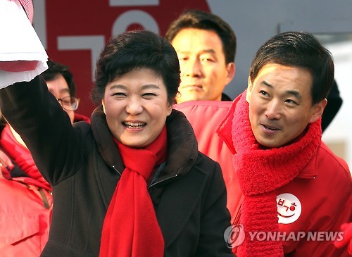 2012년 12월 제18대 대통령 선거를 앞두고 경기도 군포시에서 열린 거리유세에 동행한 유영하 변호사./사진=연합뉴스