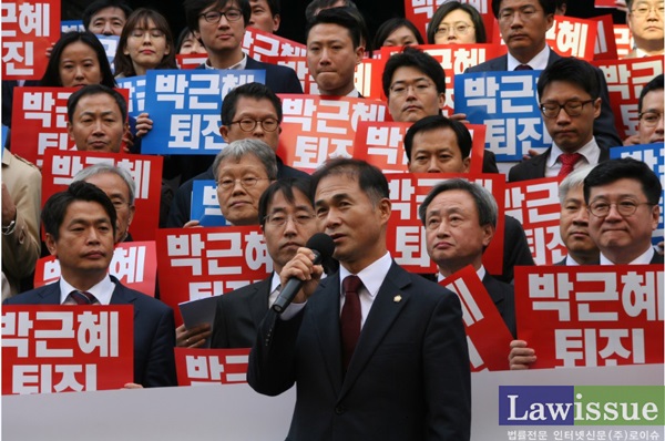 지난 11일 서울 서초동 변호사회관 앞에서 열린 '전국 변호사 비상시국모임'의 박근혜 퇴진 시국선언 당시 규탄발언을 하는 장성근 전국지방변호사협의회 회장