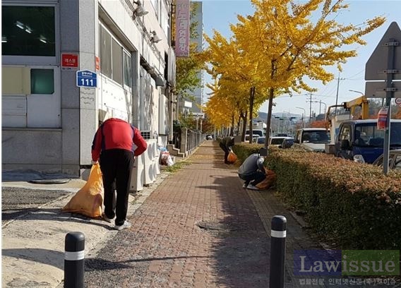 사회봉사명령 대상자들이 환경정비 활동을 펼치고 있다.(사진제공=울산준법지원센터)