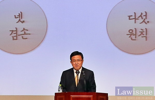 이강원 법원장이 육군39사단에서 특강을 하고 있다.(사진제공=창원지법)