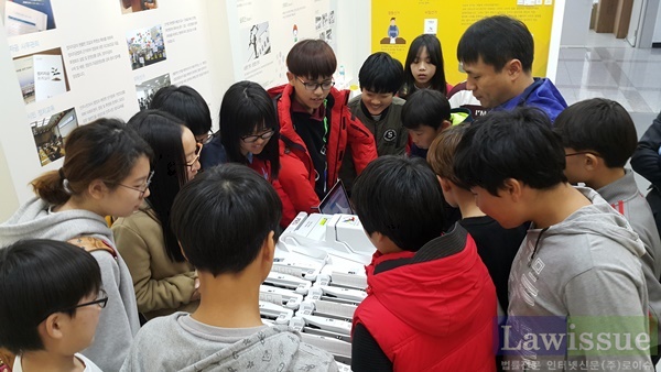 남해초등학생들을 상대로 선거체험 홍보를 하고 있다.(사진제공=동래구선관위)