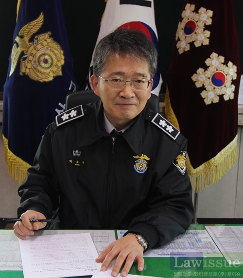 교도관으로서 부끄럽지 않도록 일하면서 수용자들의 건강한 사회복귀를 위해 최선을 다하겠다고 다짐하는 박호서 부산구치소장.