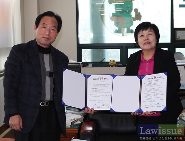양한조 대표와 백기영 지부장(사진 우측)이 협약서를 내보이며 기념촬영.(사진제공=한국법무보호복지공단부산지부)
