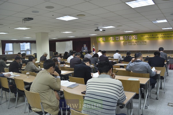 기업회원사들이 법률강습회에 참여해 강의를 듣고 있다.