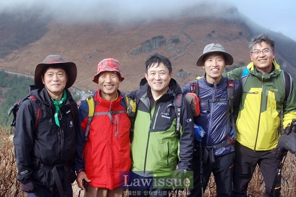 이강원 창원지법원장(사진 가운데) 등이 운무를 배경으로 기념찰영.