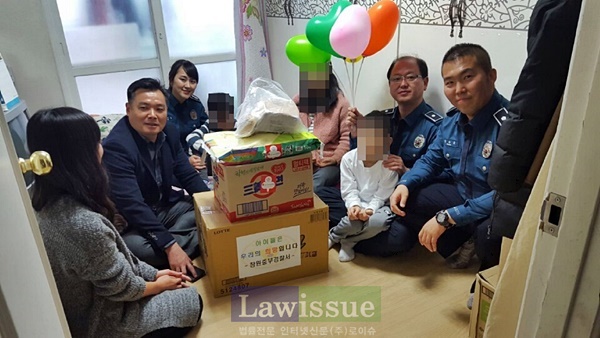 아동학대 우려 가정을 방문해 생필품을 전달하고 있다.(사진제공=창원중부서)