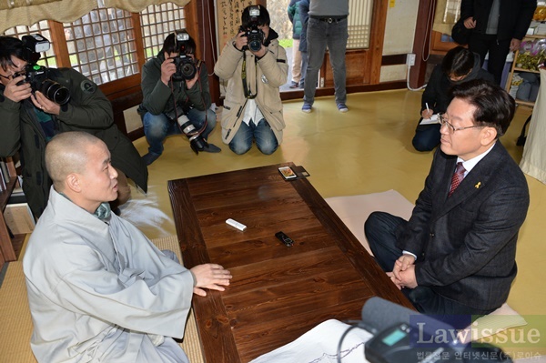 법선스님과 환담을 나누고 있는 이재명 시장.(사진제공=성남시)