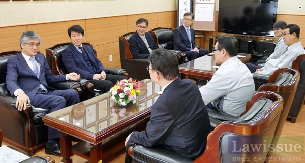 대구대 방문단이 삼익THK를 찾아 경영진과 간담회를 갖고 있다.(사진제공=대구대학교)