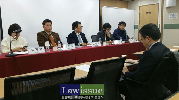 김현 변협 변호사연수원장이 결의대회에 참석해 경청하고 있다.