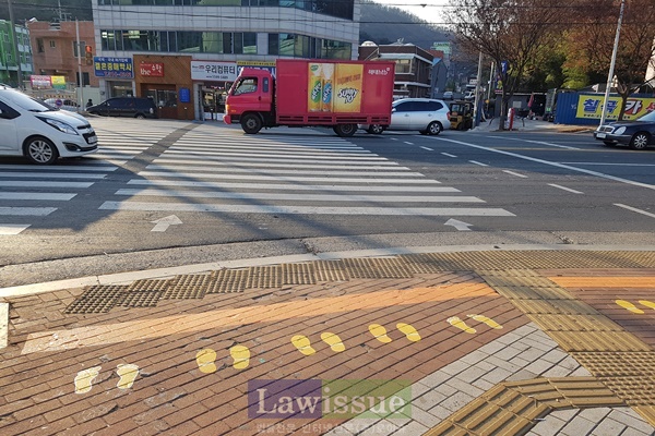 매천초등학교 네거리 횡단보도에 설치된 노란발자국.(사진제공=대구강북서)