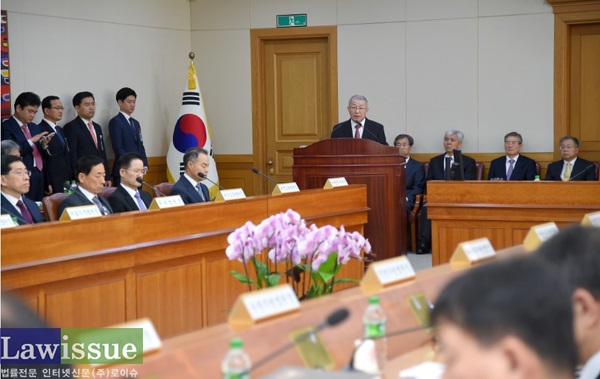 2일 전국 법원장 회의에 참석해 인사말을 하는 양승태 대법원장(사진=대법원)