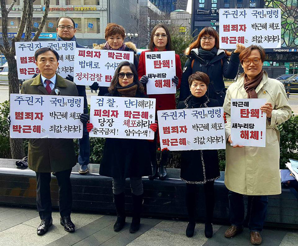 7일 강남역에서 피케팅 하는 정철승 변호사(좌) . 사진 정철승 변호사 페이스북