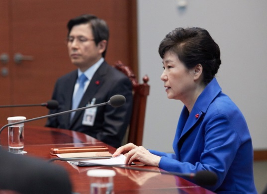 박근혜 대통령과 권한대행을 수행하게 될 황교안 총리(사진=청와대)