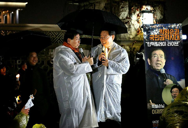 8일 밤 국회 의사당 앞에서의 박원순 서울시장과 이재명 성남시장 . 사진은 이재명 시장 페이스북