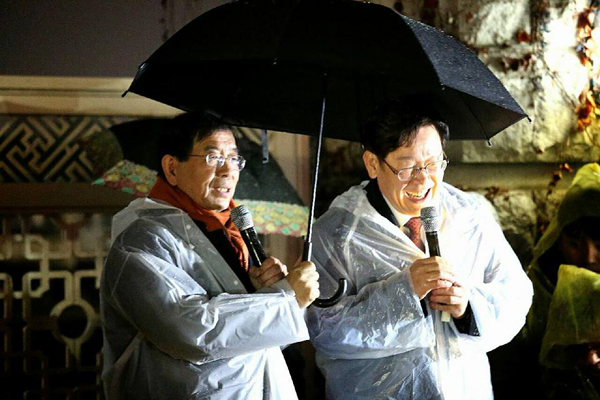 8일 밤 국회 의사당 앞에서의 박원순 서울시장과 이재명 성남시장 . 사진은 이재명 시장 페이스북