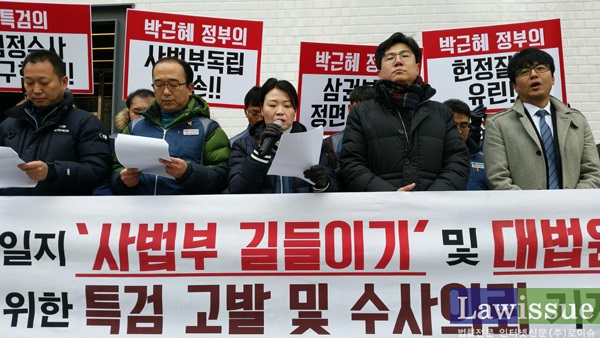 좌측부터 전국공무원노조 김주업 위원장, 법원본부 김창호 본부장, ㅇ 좌측부터 전국공무원노조 김대업 위원장, 법원본부 김창호 본부장, 우재선 안양지부장, 김성진 참여연대 집행위원장, 송아람 변호사