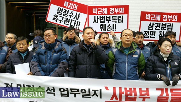 투쟁발언하는 김주업 공무원노조위원장