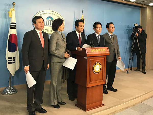 28일 국회 정론관에서 기자회견하는 국정조사 특위 위원들(사진=안민석 의원)