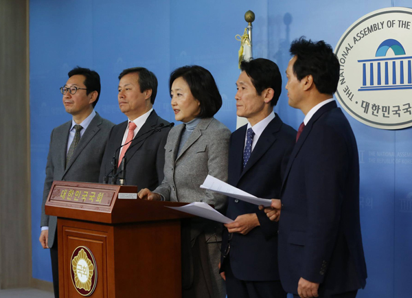 28일 국회 정론관에서 성명을 발표하는 국정조사특위 청문위원둘(사진-박영선 의원 페이스북)
