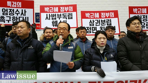 법원본부는 2016년 12월 23일 서울 대치동 대치빌딩 박영수 특검사무실 앞에서 전 민정수석 업무일지 ‘사법부 길들이기’ 및 ‘대법원장 사찰’ 진상규명을 위한 특검 고발 및 수사의뢰 기자회견을 개최한 뒤 박근혜 대통령 등 3명에 대한 고발장을 박영수 특검팀에 제출했다.