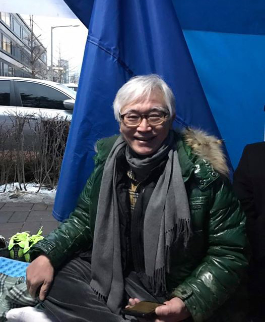 천막농성장을 지키는 이덕우 변호사