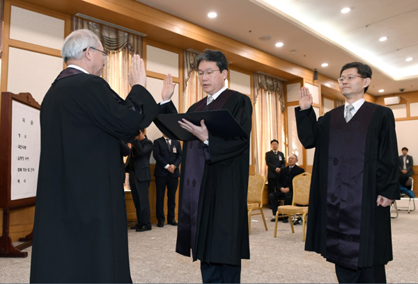 좌측부터 양승태 대법원장, 이백규 판사, 주한길 판사(사진제공=대법원)