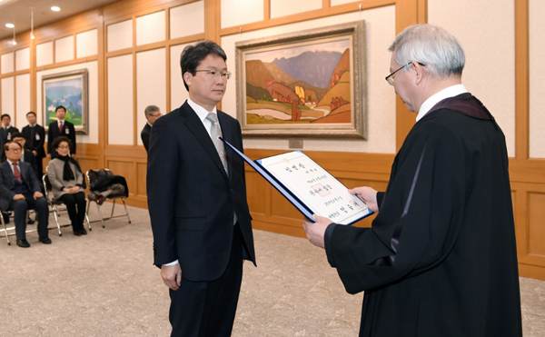 이백규 신임 판사에게 임명장을 수여하는 양승태 대법원장(사진=대법원)