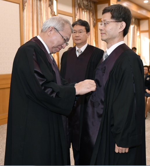 법복을 입혀주는 양승태 대법원장(사진-대법원)