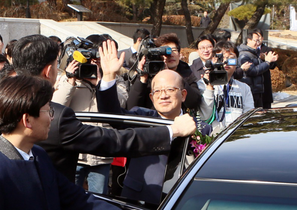 헌법재판소를 떠나는 박한철 전 헌재소장(사진-헌재)