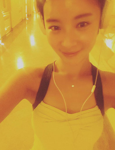 황정음, '헤드셋 착용한 채 화사한 오전 올킬미모 운동샷'