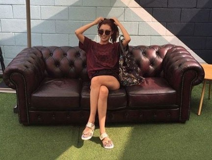 이영은, '쇼파에 앉아 매끈한 각선미...이 정도일 줄'