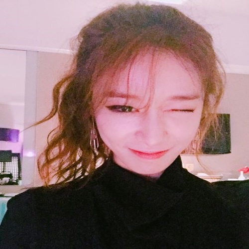 이동건 결별 지연, 상큼 윙크 인증샷....'바비인형 인 듯'