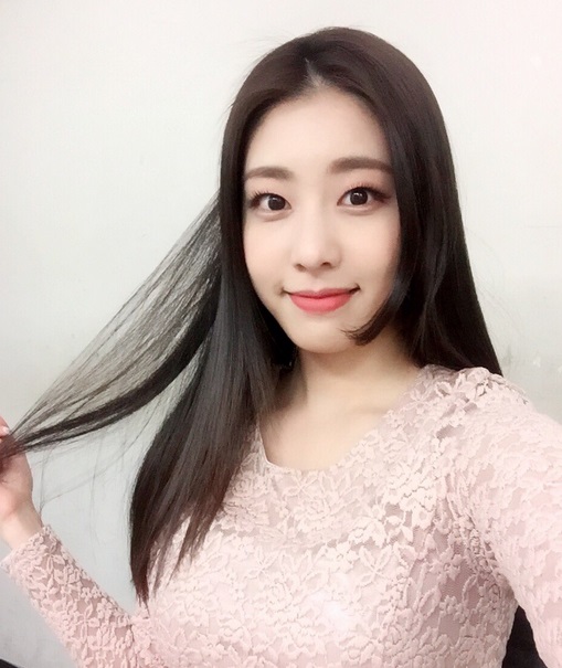 ‘조은정’이 이날 단박에 스포트라이트를 받고 있는 하루다 / 출처 에스엔에스