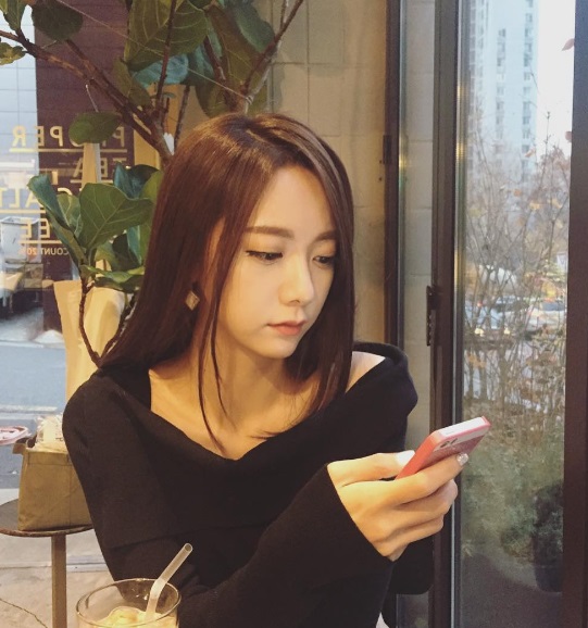 권이슬, 폰만 봐도 매력적.,.사진 보니 '미모 이 정도 일 줄'
