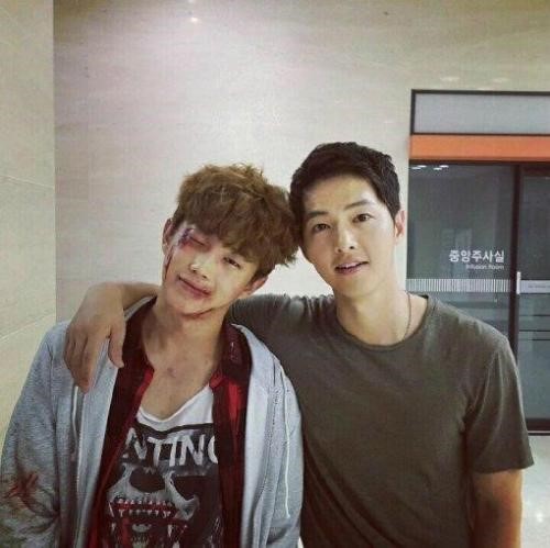 피고인 김민석, 피투성이 얼굴로 송중기와 다정샷 "반 년 된 사진"