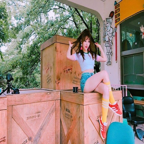 최파타 김청하, 상하의 모두 짧은 파격의상 입은 채...'아찔'