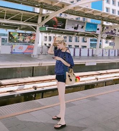 정소민, "지상철? 응?"...초미니 입고 인형 각선미 뽐내