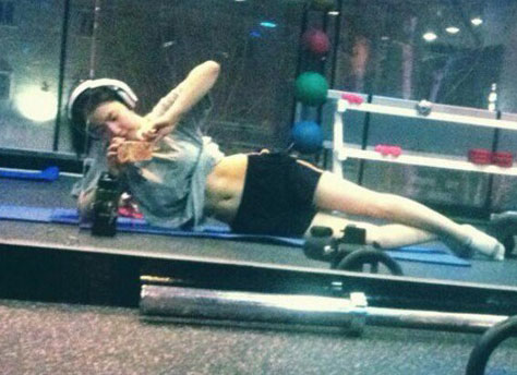 화영, 회색T 살짝 올린 채...일주일 동안 만든 아기복근